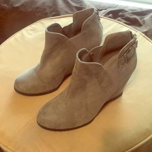 Maurices Taupe zip back wedges size 8.5
